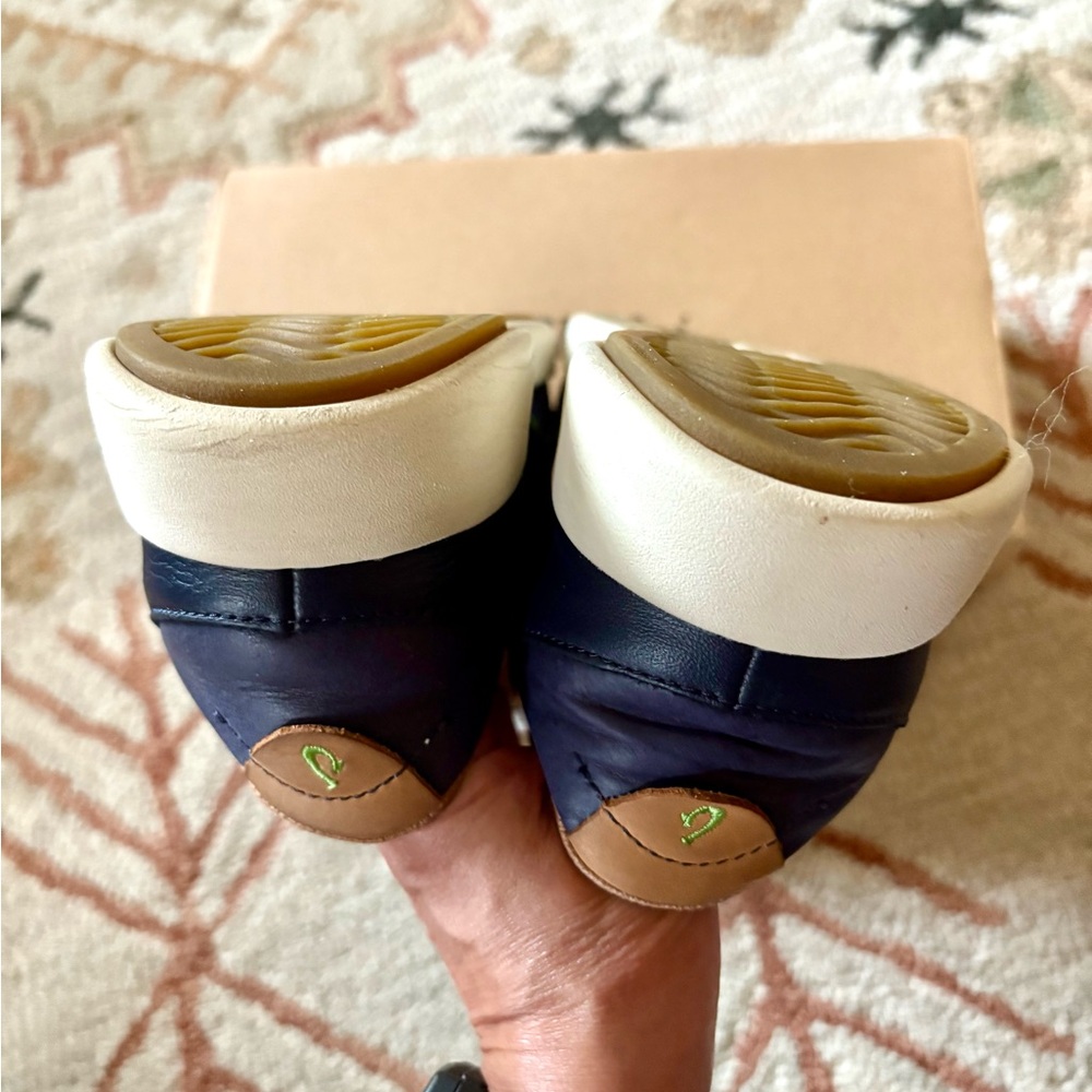 Olukai Kaulele navy leather sneaker W8.5 - Picture 13 of 15